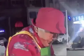 96岁奶奶深夜摆摊火了，然后被十几个主播围住蹭流量图片