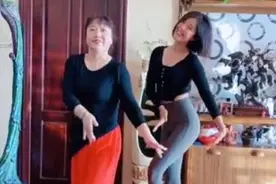 被赵奕欢的“蜜桃臀”迷住了，宅家穿健美裤同妈跳舞，身材太惊艳图片