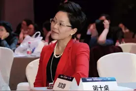 她从国企辞职，下海创业，靠卖手套年利润30亿，背后有啥秘诀？图片