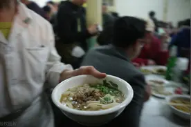 70岁老太开饭馆，一碗面卖5块钱，生意红火，每月收入5万图片