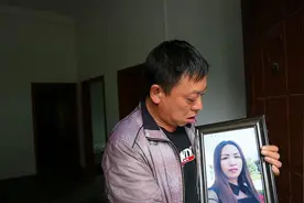 痴情男子念念不忘去世2年的妻子，一想到妻子的遗言就潸然泪下图片