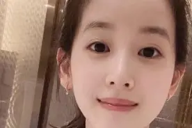 章泽天的身材真干瘪！近照分不清前胸和后背，素颜被拍容貌太普通图片
