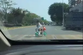 又有情侣“花式”骑共享单车！真·用生命“秀恩爱”图片