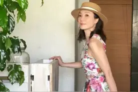 “最美港姐”躺病床被10亿富豪逼婚，51岁仍单身她把人生过成爽剧图片
