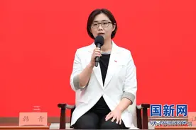 韩青：用实际行动为党争光 让党旗在商务楼宇高高飘扬图片