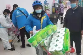 每天骑行四十多公里，步行上万步……她是奔波在路上的“女骑手”图片