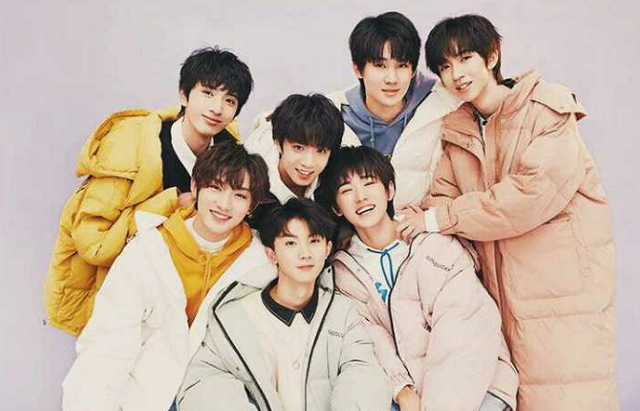 在内娱高塌房的现在,时代峰峻的一代团二代团,凭借极高的自觉避开了