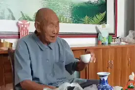 延津97岁老木匠，一日三顿不离酒，不吃早饭也要喝两口图片