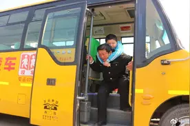 “校车爸爸”后背上的上学路：年龄打不败我，渐冻症打不败你图片