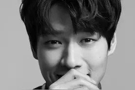 魏大勋不愧是模特出身，杂志照自带气场，侧颜帅气图片