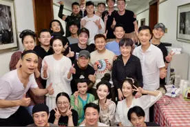 冯远征与66岁妻子同框，亲密搂肩秀恩爱，梁丹妮素颜与老公似隔代图片