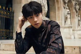 黑衬衫搭链条眼镜，这个造型的陈立农仿佛换了个人图片