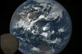 地球重60万亿亿吨，为什么它可以漂浮在太空，不往下坠落？图片
