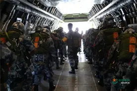 空降“准军官”跨域锻“利刃”集群伞降场面壮观图片