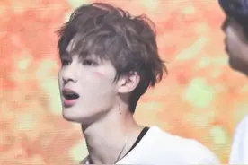 朱正廷身穿白色短袖，在舞台上大秀腹肌图片