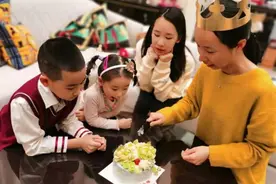 赵文卓一家又为保姆庆生，大手笔送钻石项链，三子女合照显素养图片