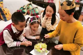 赵文卓一家又为保姆庆生，大手笔送钻石项链，三子女合照显素养图片