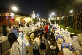 上海迪士尼“烟花下的核酸检测”，6万多人无一阳性图片