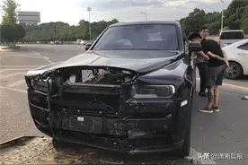 长沙一劳斯莱斯与面包车相撞，被撞后车标消失不见，拖车师傅都不敢拖；有关赔偿豪车车主这样说图片