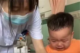 萌娃打完针，一边哭一边“感谢”护士，在场人都“不厚道”的笑了图片