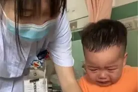 萌娃打完针，一边哭一边“感谢”护士，在场人都“不厚道”的笑了图片
