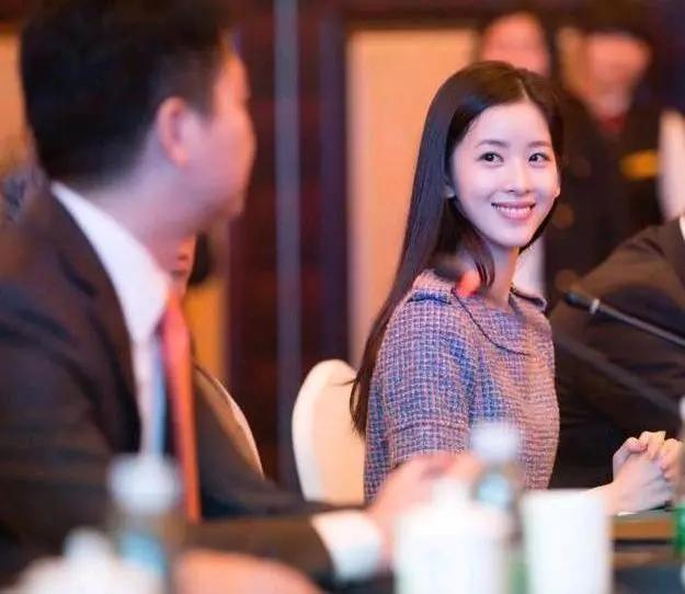 京东老板刘强东老婆(章泽天近照曝光)-图9