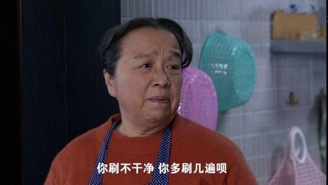《双面胶》：被家暴的胡丽鹃很悲惨？亚平妈才是全剧最可怜的女人