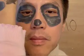 邓超帅脸惨遭儿女涂鸦，被画熊猫脸不敢动，网友称其有幸福晚年图片