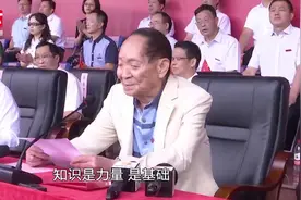 袁隆平出席湖南农大开学典礼，00后学生上演大型追星现场视频封面