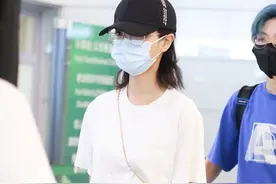 万茜穿得好随意，宽松长裤配“大爷”凉拖，一点女明星架子看不见图片