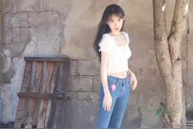 刘萌萌这“少女腰”太迷人，穿白色上衣配牛仔裤，一点不像30岁图片