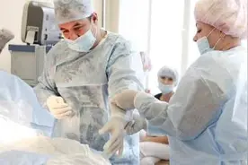 孕妇分娩大出血，丈夫和婆婆却只保孩子，医生都看不下去了图片
