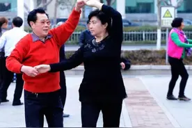 55岁女人哭诉：跳交谊舞的男人没一个好的，换了3个舞伴，都很坏图片