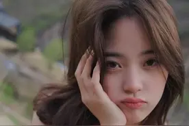欧阳娜娜湖边写真太撩人，背带裤都能穿出纯欲感图片