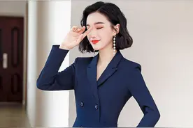 街拍：一身职业装的美女，凸显完美身材，总是给人不一样的美图片