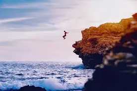 人从多高的地方落水会摔死？| 趣问万物图片