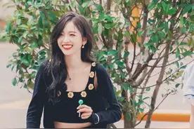 吴宣仪私服照，黑色外搭配小雏菊背心，时尚有气质图片