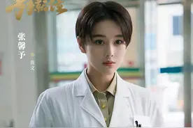 军嫂张馨予新剧定档！穿军装坐姿笔挺人群中超吸睛，美貌太出众了图片