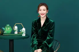 王鸥不愧是“窈窕女神”穿绿色“睡袍”秀身材 桃心耳钉好美图片