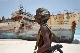 13名海盗兴奋地拦截了一艘大船？看到船首舷号时懵呆，直接秒怂图片