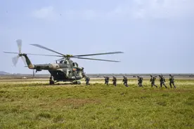 第73集团军某陆航旅与某特战旅联合组织“一机多绳”机降训练图片