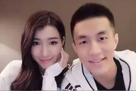 一人取关一人刷礼物，郭艾伦和女友现状引猜疑，已超一年未同框图片
