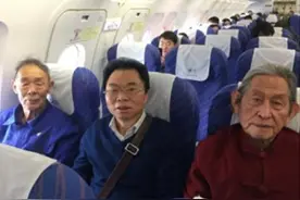 爸妈，80岁儿子来看你们了！两岸生离70年，百岁台湾老兵终梦圆图片