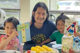 钟嘉欣一双子女陪爸爸过父亲节，画面温馨有爱，4岁女儿愈发漂亮图片