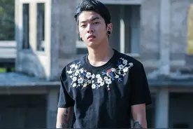 复古潮流潮男短袖，经典圆领设计，修饰脖颈线条效果佳图片