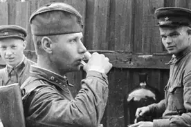 苏联士兵在战争里最需要什么？可以缺少面包，不能没有烟和酒图片