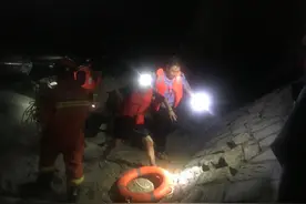 紧急救援！南安一女子深夜下海抓螃蟹，却被困“泥潭”图片