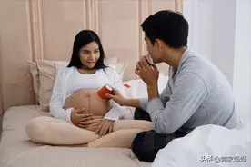 胎宝宝在肚子里除睡觉，还会做什么？主要有7个日常活动，真神奇图片