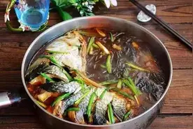 粉条炖鱼，鱼肉鲜嫩，粉条爽滑。富含粗纤维健康无忧图片
