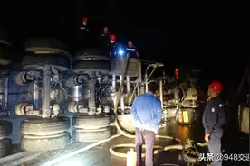 满载32吨油罐车侧翻，湖北巴东消防紧急救援图片